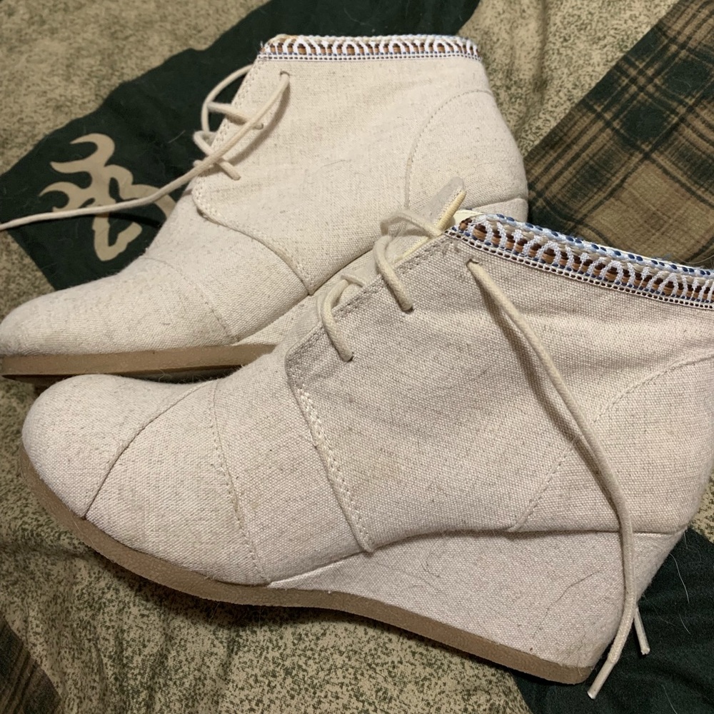 ADORABLE & comfy wedges!!